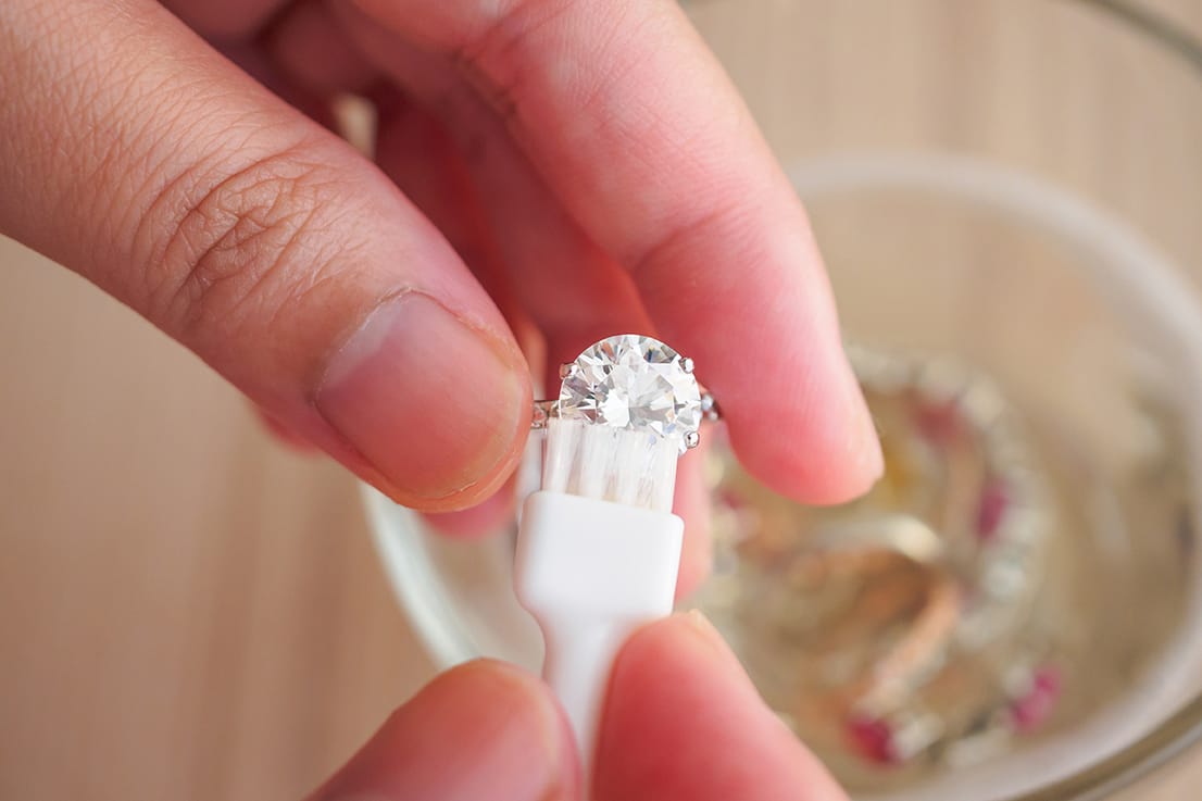 Tout savoir sur le nettoyage de son pendentif diamant