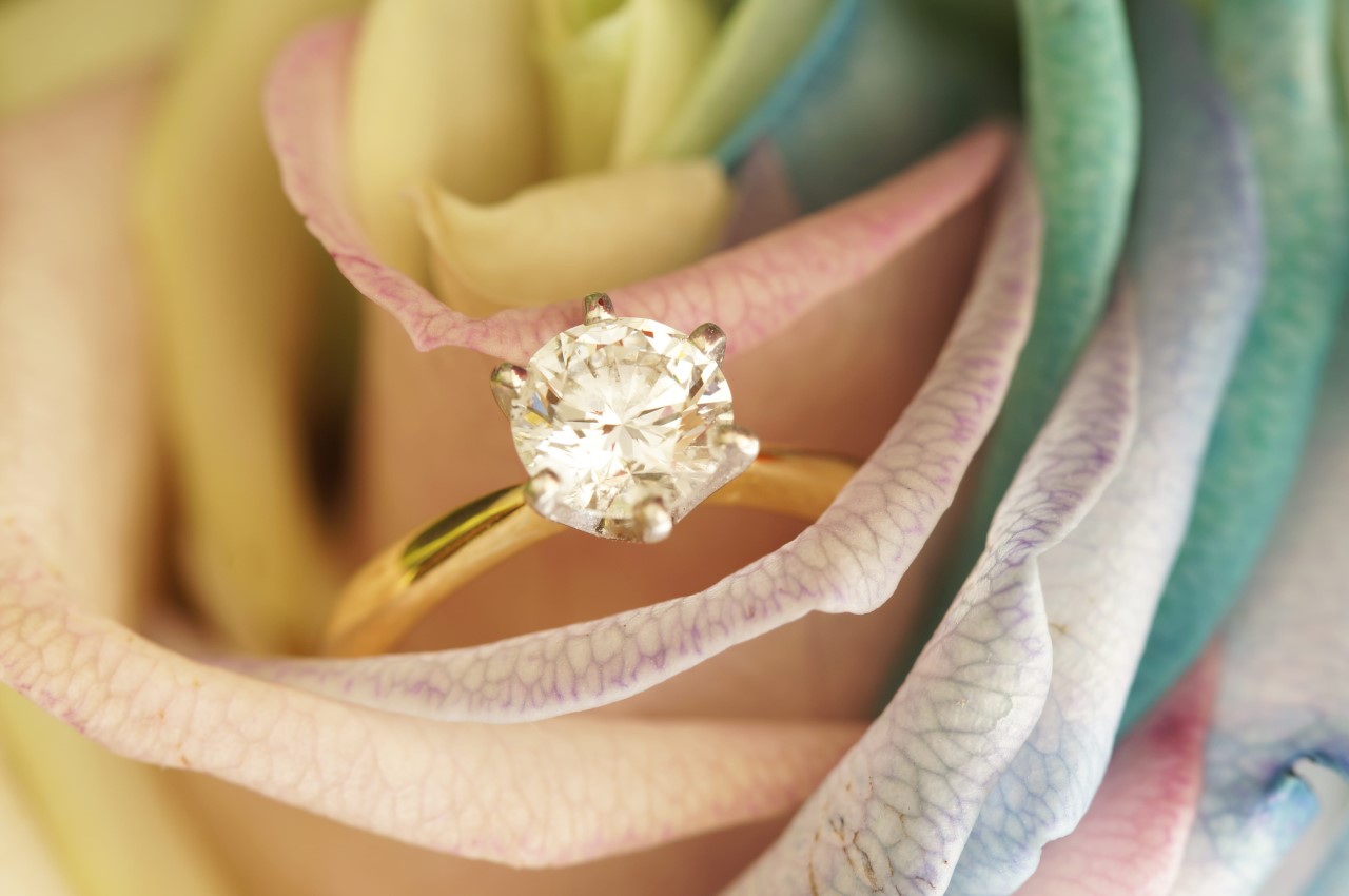 Engagement ring yellow gold diamond