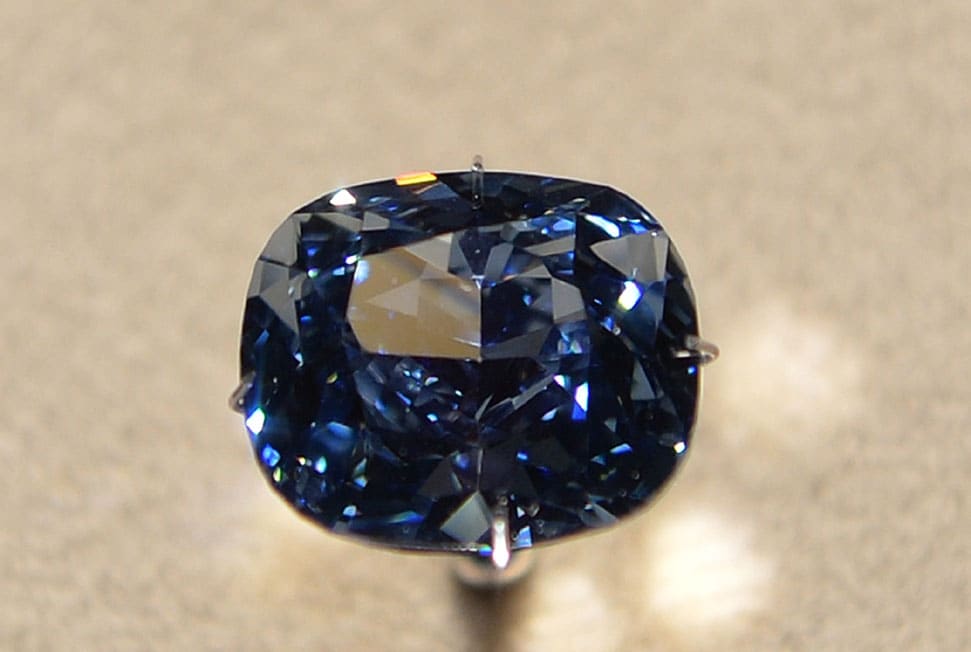 Actualité - Diamant pur et bleu intense