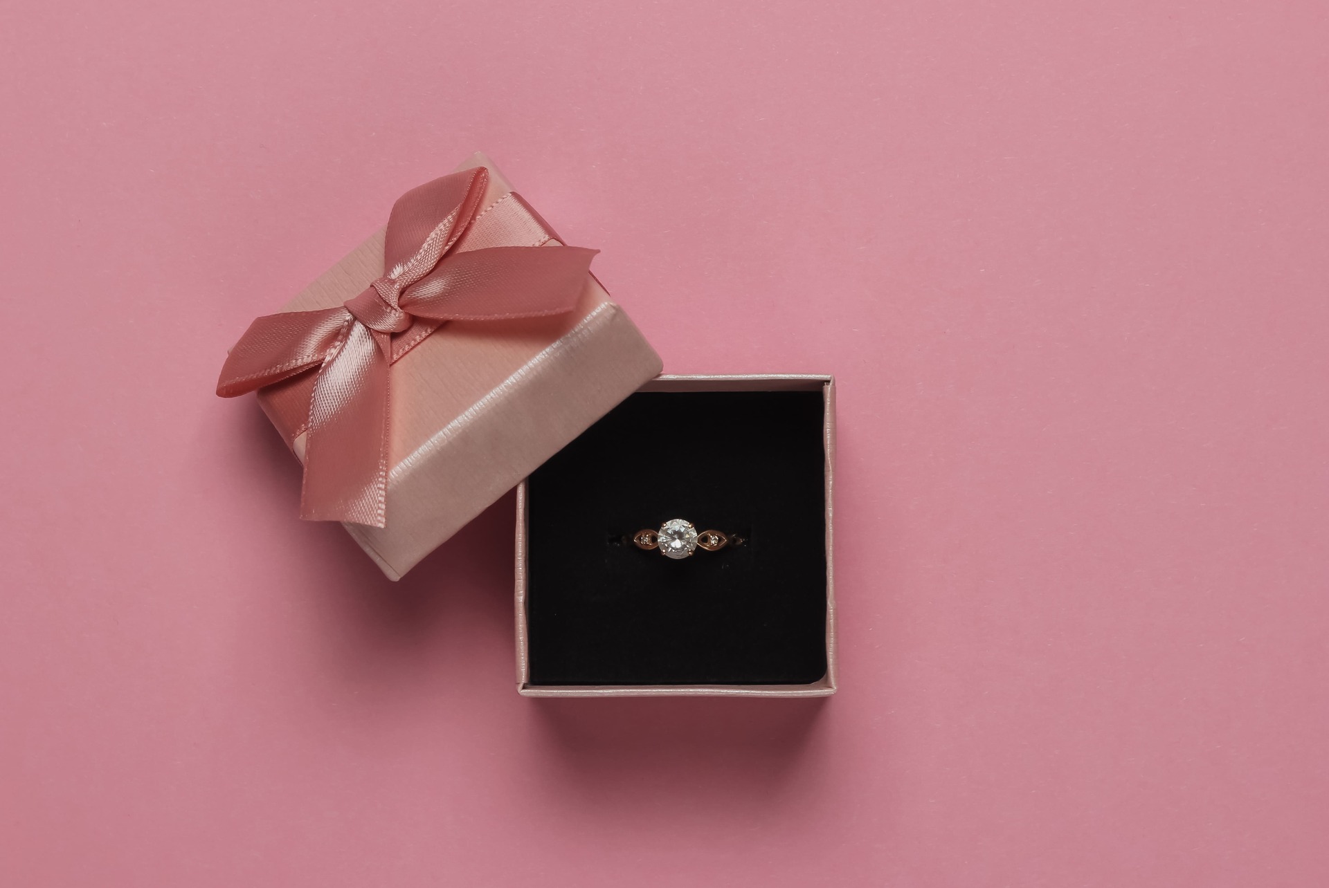 Pink gold diamond ring: key information 