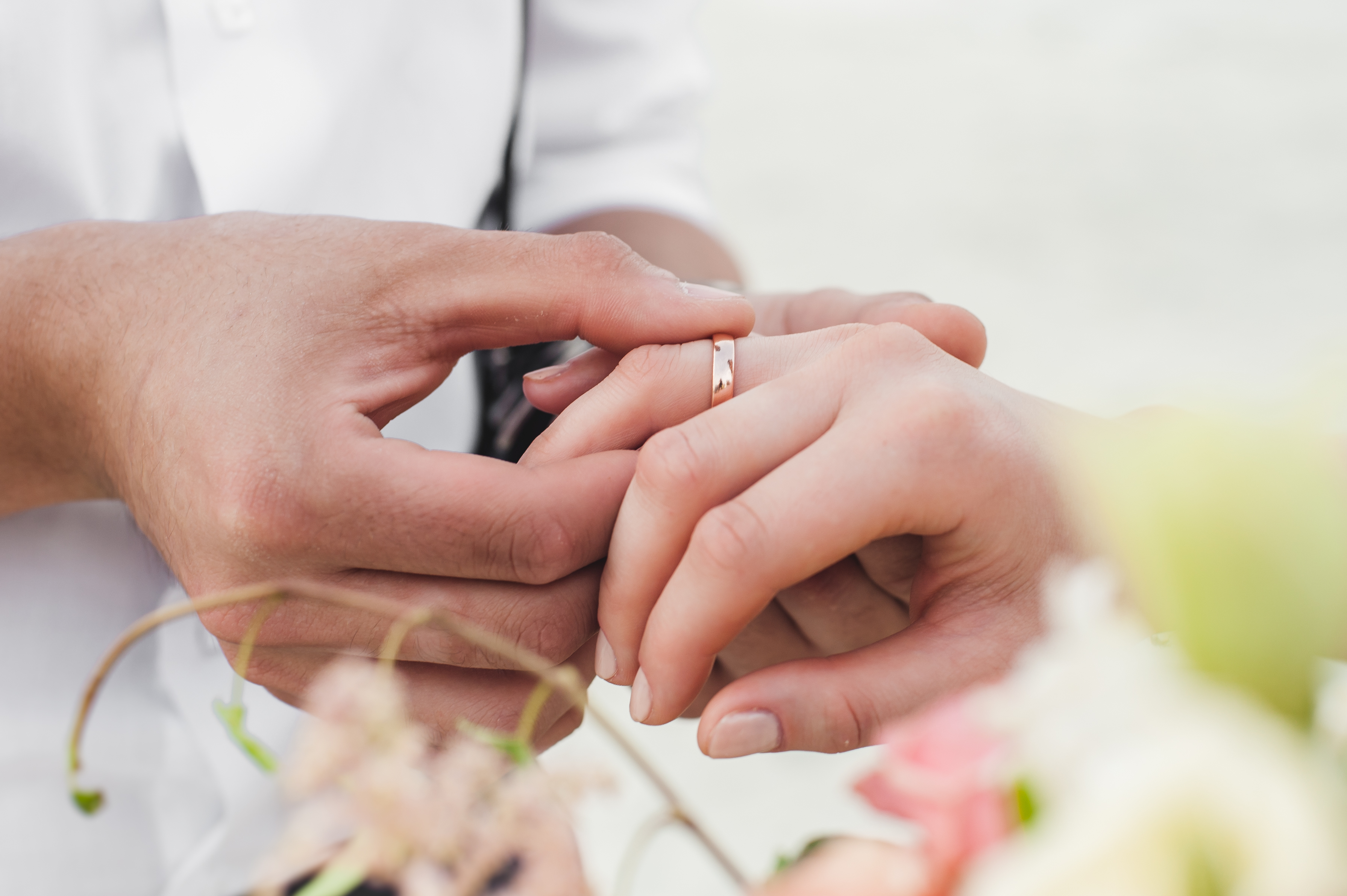 husband and wife putting wedding rings in ceremony Stock Photo - Alamy