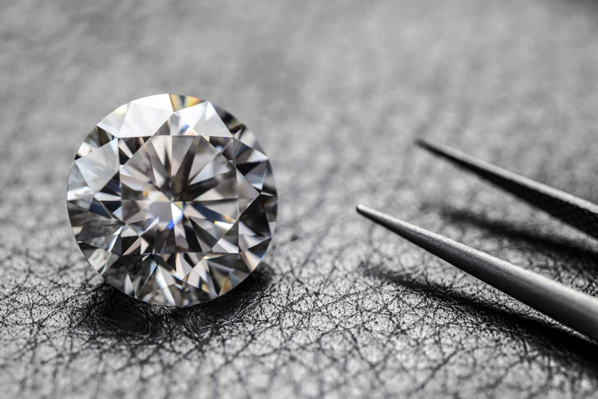 distinguish natural and synthetic diamond