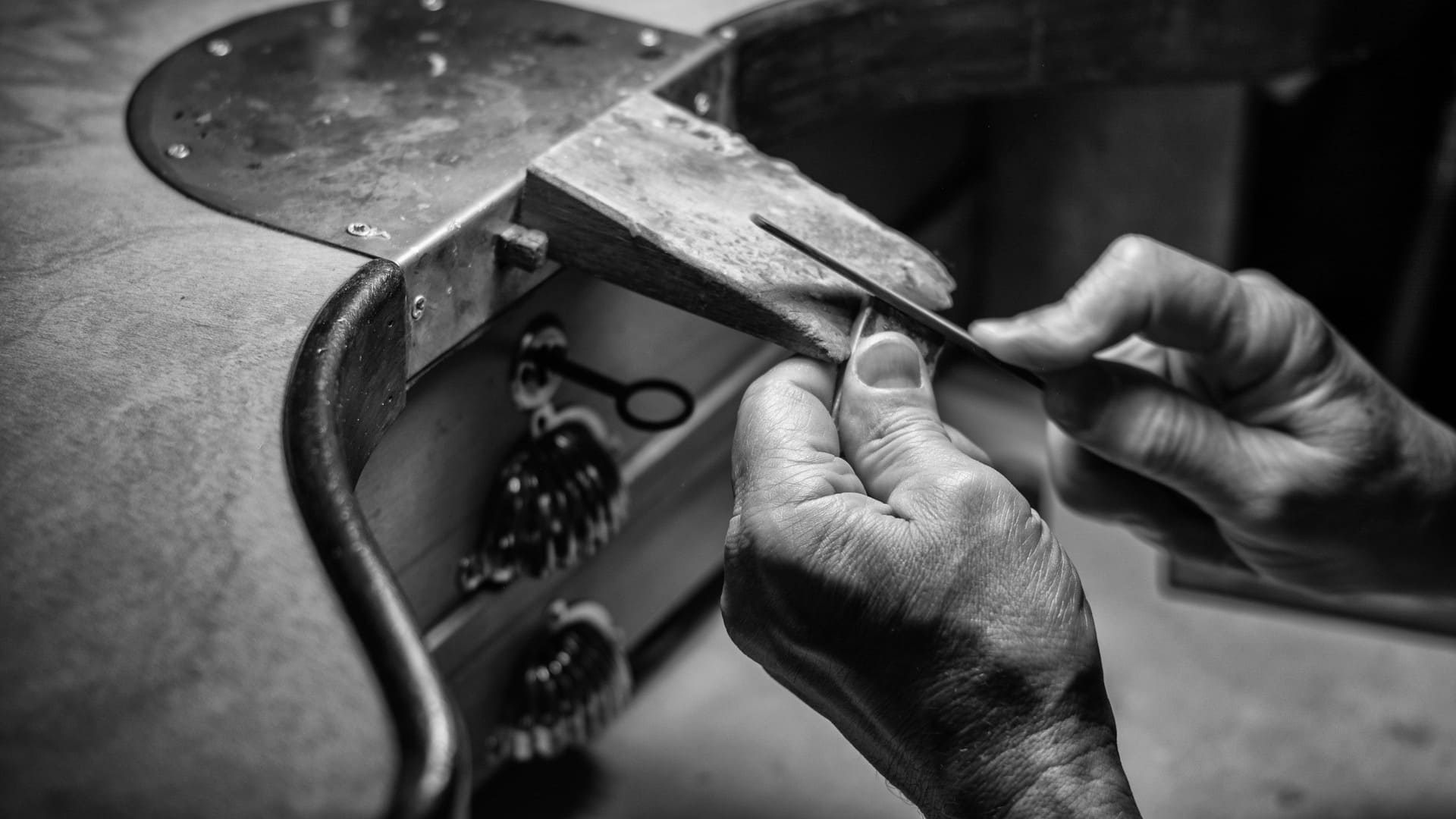 La main de l'artisan joaillier