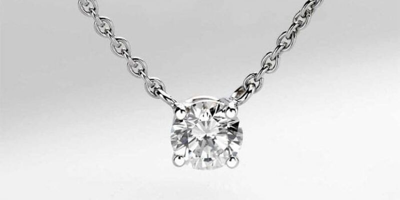 Quel nombre de griffes pour votre pendentif diamant ?